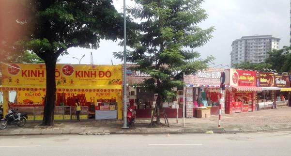 Hà Nội: Hàng loạt ki ốt bánh trung thu lại “đổ bộ” lấn chiếm vỉa hè
