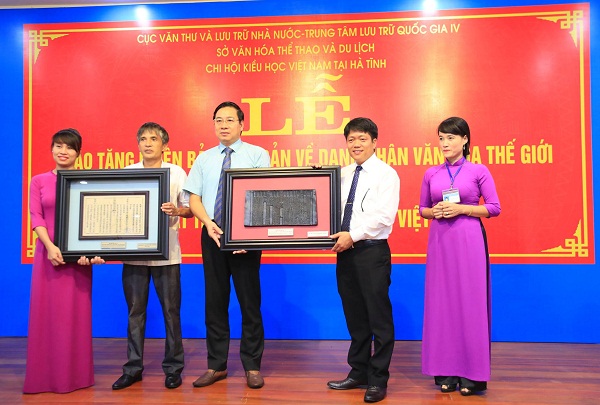 Hà Tĩnh: Trao tặng phiên bản và bản dập Mộc bản về Đại thi hào Nguyễn Du - Hình 1
