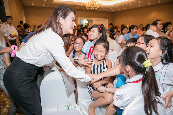Trương Ngọc Ánh, MC Phan Anh mang yêu thương đến với 300 em nhỏ tại TP. HCM - Hình 4