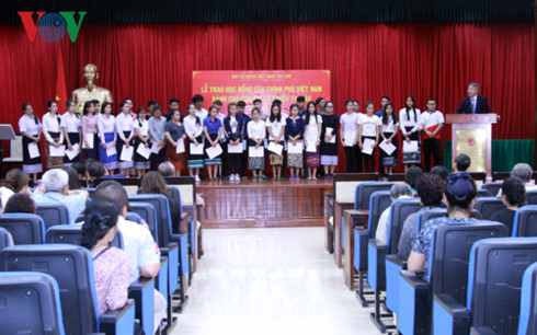 Trao học bổng của Chính phủ Việt Nam cho con em Việt kiều tại Lào