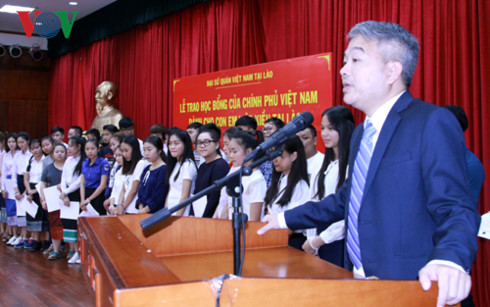 Trao học bổng của Chính phủ Việt Nam cho con em Việt kiều tại Lào - Hình 2