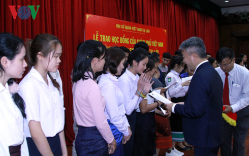 Trao học bổng của Chính phủ Việt Nam cho con em Việt kiều tại Lào - Hình 3