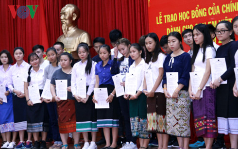 Trao học bổng của Chính phủ Việt Nam cho con em Việt kiều tại Lào - Hình 4