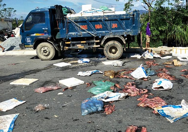 Hà Tĩnh: Dân chặn, vây 2 xe chở khoảng 10 tấn hải sản hôi thối - Hình 3