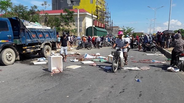 Hà Tĩnh: Dân chặn, vây 2 xe chở khoảng 10 tấn hải sản hôi thối - Hình 4