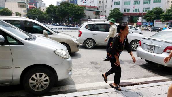 Vụ “trưng dụng” lòng đường làm bãi đỗ xe: Xử phạt Nhà hàng Trống Đồng 14 triệu đồng - Hình 2