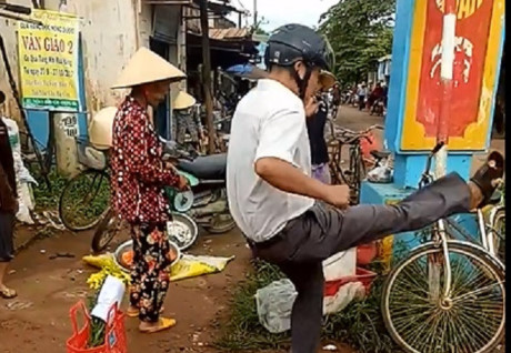 Đắk Lắk: Trưởng công an xã đá bay thau hàng cá, rau của người bán hàng rong!
