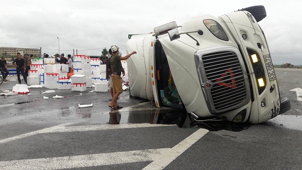 Hà Tĩnh: Lật xe container, người dân giúp tài xế thu gom 26 tấn hoa quả