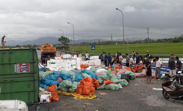 Hà Tĩnh: Lật xe container, người dân giúp tài xế thu gom 26 tấn hoa quả - Hình 2