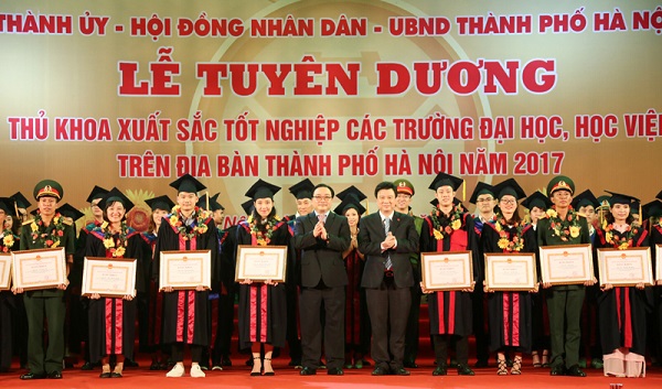 Hà Nội: Tuyên dương 84 thủ khoa tốt nghiệp các trường đại học, học viện năm 2017 - Hình 2