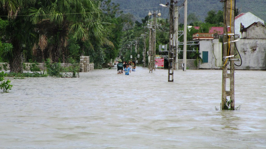 Thanh Hóa: Cả một vùng quê chìm trong biển nước trắng