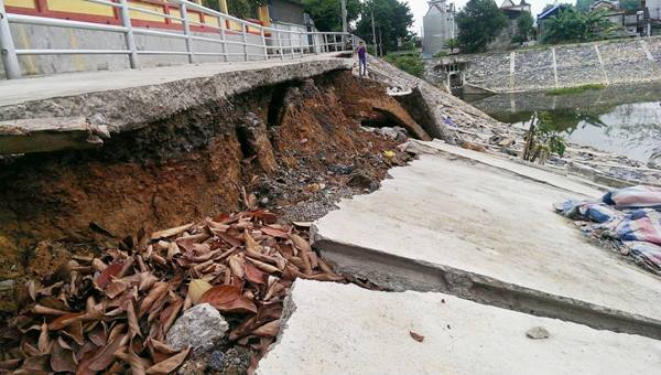 Thị trấn Đà Bắc (Hòa Bình): Bờ kè hồ Nà Rồng bị rạn nứt, sụt lún nghiêm trọng - Hình 1