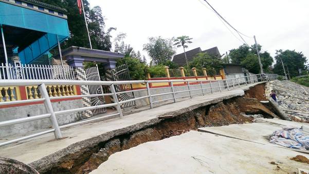 Thị trấn Đà Bắc (Hòa Bình): Bờ kè hồ Nà Rồng bị rạn nứt, sụt lún nghiêm trọng - Hình 2
