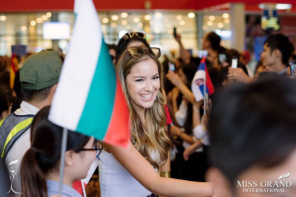 Người dân Quảng Bình vây kín sân bay, chào đón dàn thí sinh Hoa hậu Hòa bình Quốc tế 2017 - Hình 3