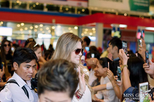 Người dân Quảng Bình vây kín sân bay, chào đón dàn thí sinh Hoa hậu Hòa bình Quốc tế 2017 - Hình 4