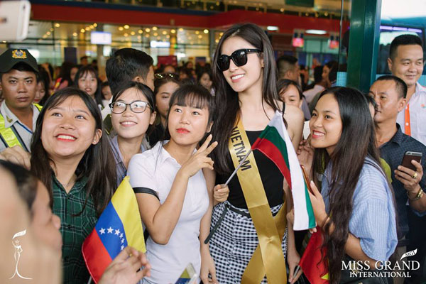 Người dân Quảng Bình vây kín sân bay, chào đón dàn thí sinh Hoa hậu Hòa bình Quốc tế 2017 - Hình 6