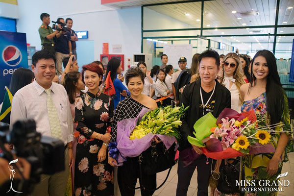 Người dân Quảng Bình vây kín sân bay, chào đón dàn thí sinh Hoa hậu Hòa bình Quốc tế 2017 - Hình 8