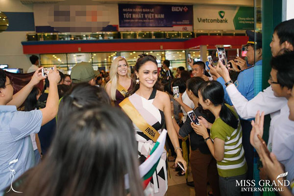 Người dân Quảng Bình vây kín sân bay, chào đón dàn thí sinh Hoa hậu Hòa bình Quốc tế 2017 - Hình 2