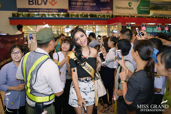 Người dân Quảng Bình vây kín sân bay, chào đón dàn thí sinh Hoa hậu Hòa bình Quốc tế 2017 - Hình 1