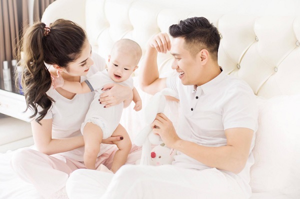 Diễn viên Việt Anh khoe ảnh hạnh phúc bên vợ và con trai - Hình 1