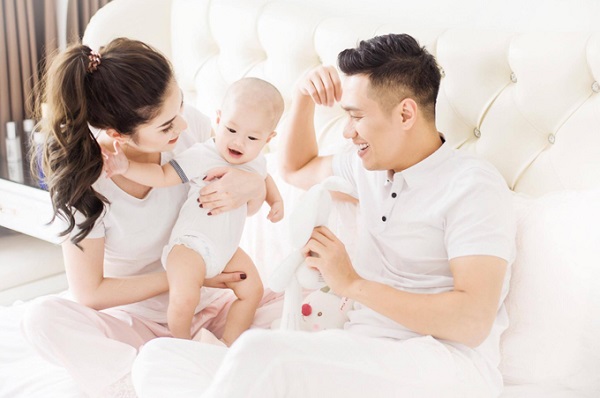 Diễn viên Việt Anh khoe ảnh hạnh phúc bên vợ và con trai