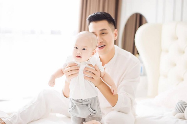 Diễn viên Việt Anh khoe ảnh hạnh phúc bên vợ và con trai - Hình 5