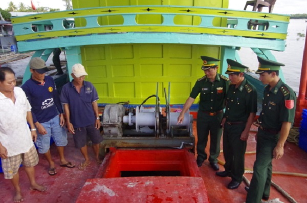 Kiên Giang: Bắt giữ tàu chở 40.000 lít dầu lậu - Hình 1
