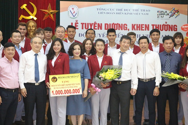 Văn Phú – Invest cùng Hội doanh nhân G7 tặng quà đội Điền kinh Việt Nam - Hình 1