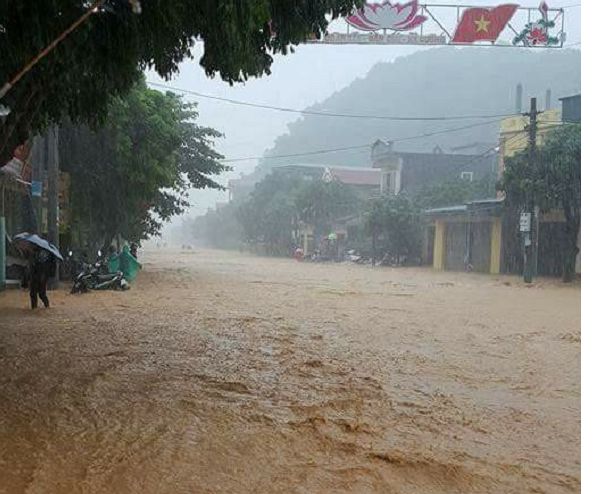 Hà Nam: Mưa lớn gây ngập, đường cũng như … sông - Hình 1