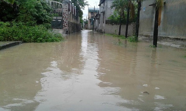 Hà Nam: Mưa lớn gây ngập, đường cũng như … sông - Hình 6