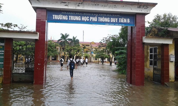 Hà Nam: Mưa lớn gây ngập, đường cũng như … sông - Hình 2