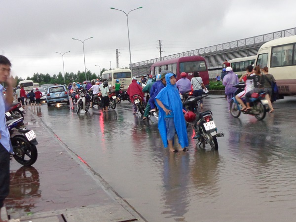 Hà Nam: Mưa lớn gây ngập, đường cũng như … sông - Hình 4