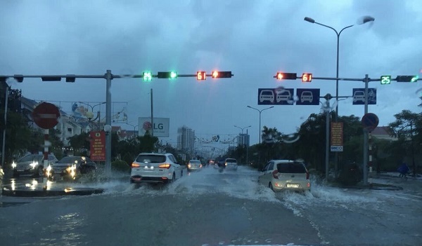 Hải Phòng: Nhiều tuyến đường ngập lụt do mưa lớn kéo dài - Hình 1