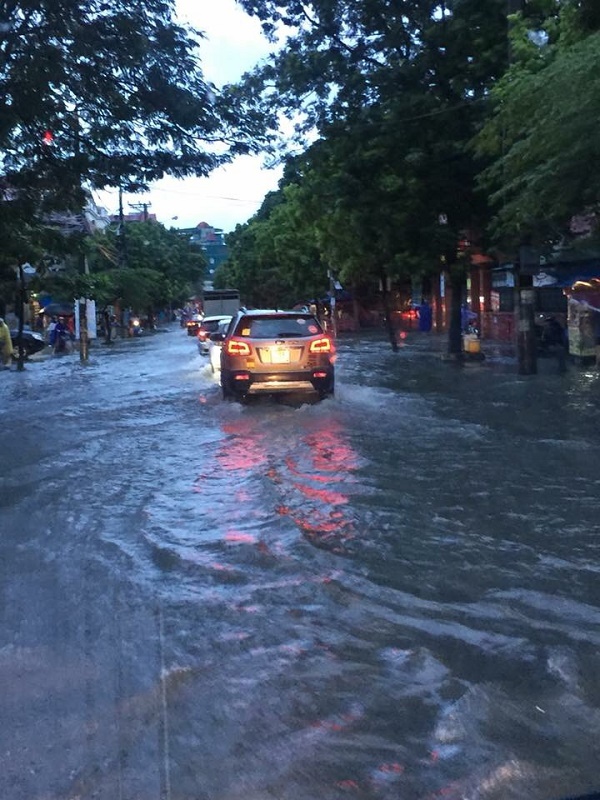 Hải Phòng: Nhiều tuyến đường ngập lụt do mưa lớn kéo dài - Hình 2