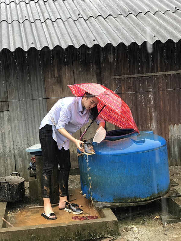 Hoa hậu Mỹ Linh bị cô lập vì mưa lũ, vẫn quyết tâm mang “ánh sáng” về bản - Hình 3