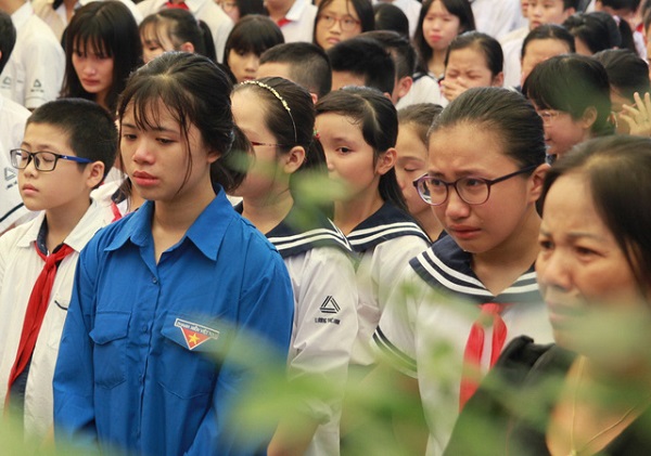 Hàng nghìn học sinh Trường Lương Thế Vinh nghẹn ngào trong giây phút chia tay thầy Văn Như Cương - Hình 4