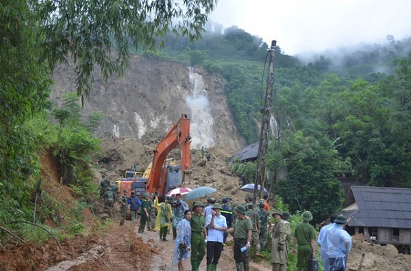 “Trắng đêm” tìm kiếm 18 nạn nhân trong vụ sạt lở tại Hòa Bình - Hình 1