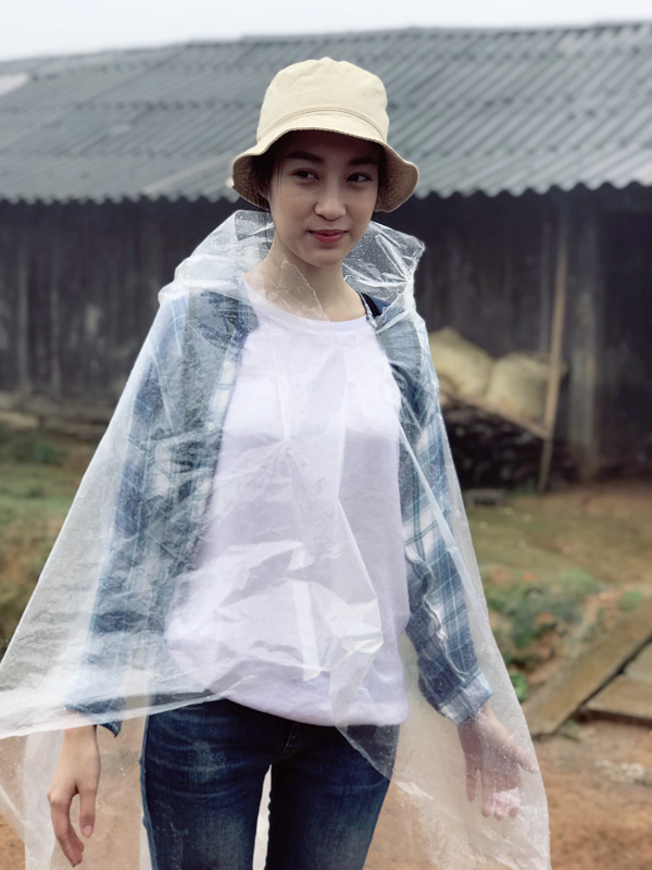 Hoa hậu Mỹ Linh bị cô lập vì mưa lũ, vẫn quyết tâm mang “ánh sáng” về bản - Hình 4