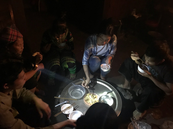 Hoa hậu Mỹ Linh bị cô lập vì mưa lũ, vẫn quyết tâm mang “ánh sáng” về bản