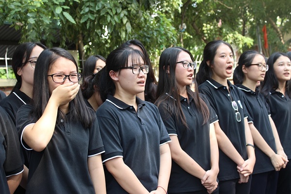Hàng nghìn học sinh Trường Lương Thế Vinh nghẹn ngào trong giây phút chia tay thầy Văn Như Cương - Hình 5