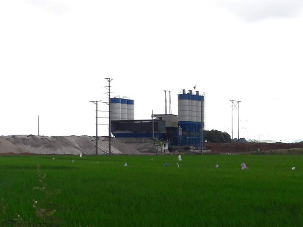 Bắc Giang: “Xẻ thịt” đất nông nghiệp thành trạm trộn bê tông không phép?