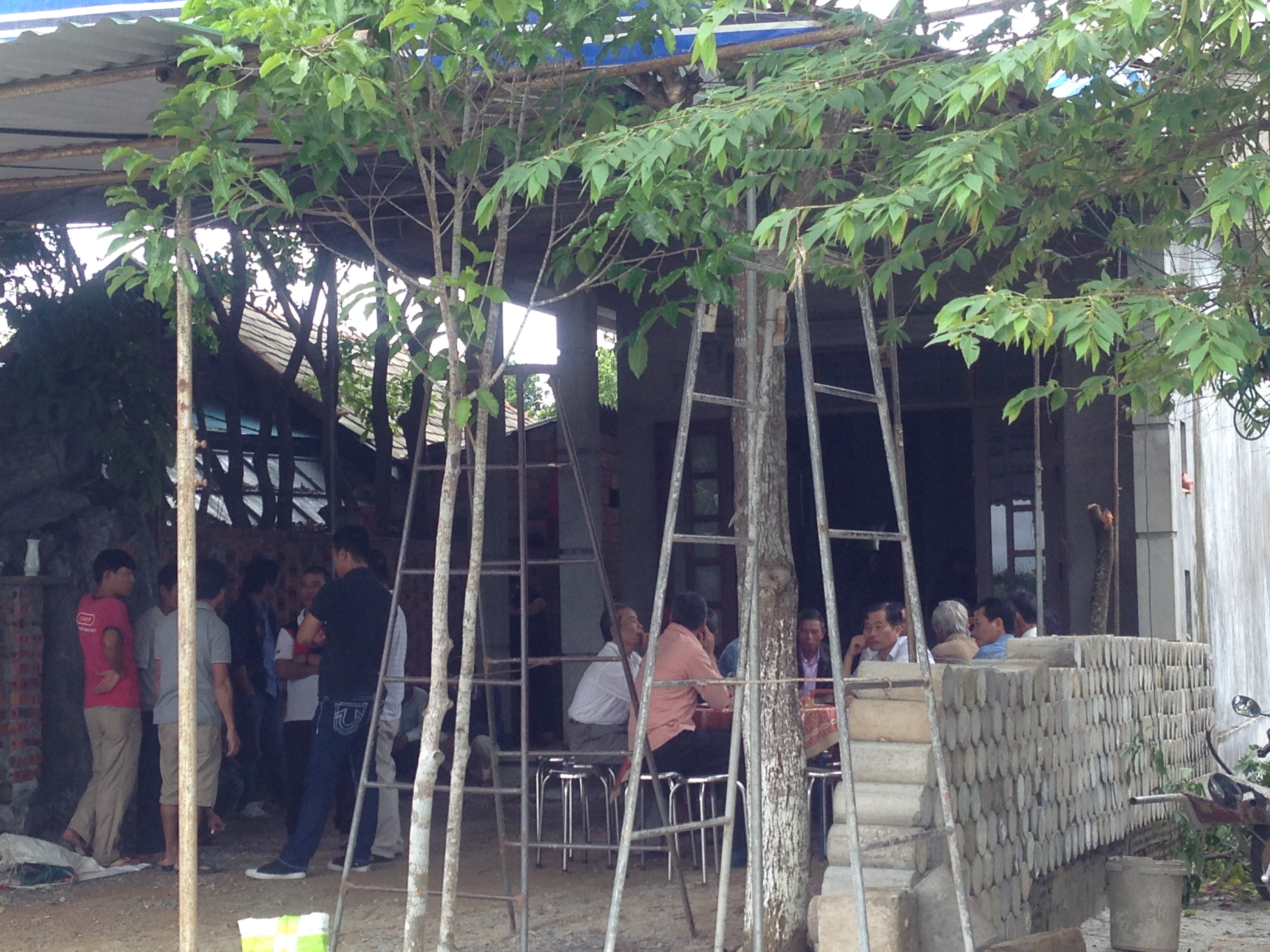 Huế: Người mẹ hoảng hồn phát hiện con trai treo cổ trước cổng nhà