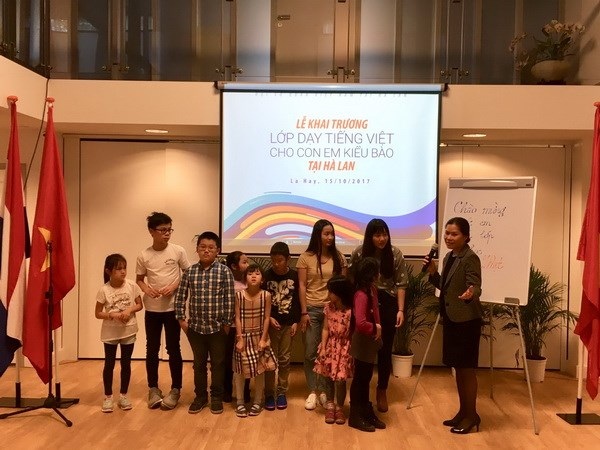 Khai giảng lớp học tiếng Việt cho con em kiều bào ở Hà Lan - Hình 2