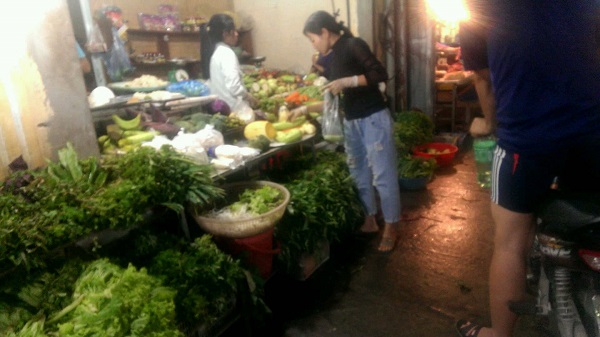 Giá rau tăng mạnh sau mưa lũ