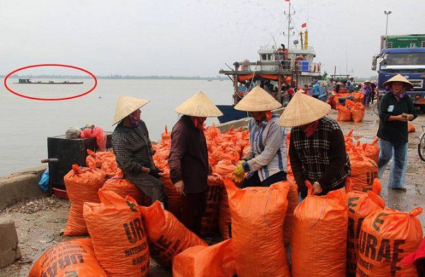 Hà Tĩnh: Cát tặc hoành hành tại cảng Cửa Sót - Hình 2