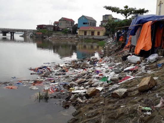 Quảng Bình: Chợ Lý Hòa bao vây bởi rác thải - Hình 1