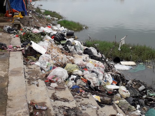 Quảng Bình: Chợ Lý Hòa bao vây bởi rác thải - Hình 2