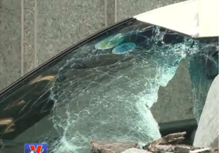 TP. Hồ Chí Minh: mưa giông, cần cẩu va đập trụ sở ngân hàng