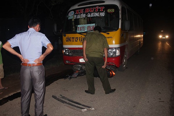 Hà Tĩnh: Xe buýt đâm tử vong một phụ nữ - Hình 1
