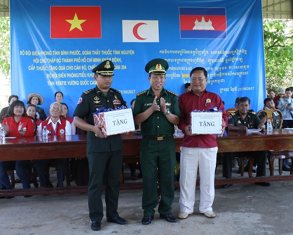 Đoàn thầy thuốc tình nguyện quốc tế Việt Nam khám bệnh cho LLVT Campuchia - Hình 1